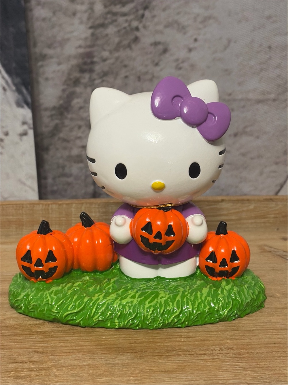 Hello Kitty Halloween Pumpkin Figurine – Purple Outfit & Jack-O-Lanterns Sanrio